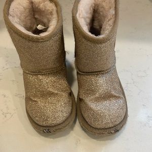 Keep your baby’s feet warm with these Uggs